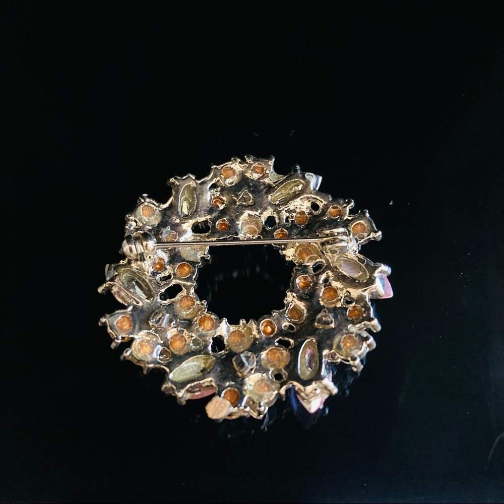 Retro Wreath Rhinestone Brooch - Picture 2 of 2